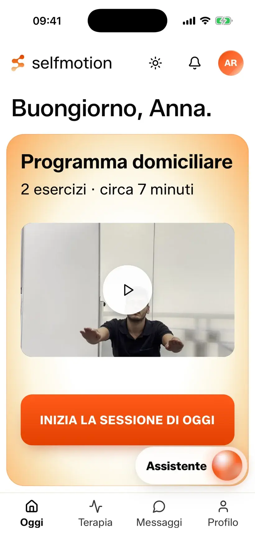 App di Selfmotion su iPhone: la schermata «Oggi» di Anna R., con il programma domiciliare (2 esercizi, circa 7 minuti), il video dell’esercizio e il pulsante per iniziare la sessione. Dati dimostrativi.